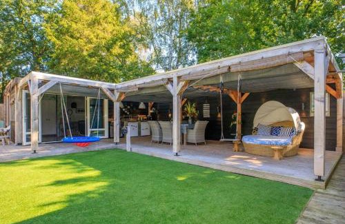 Loosdrecht Apartment | Bohemian included boat supboards and pool 5 minutes by boat from parking to the bohemien