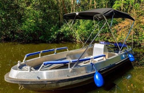 Loosdrecht Apartment | Bohemian included boat supboards and pool 5 minutes by boat from parking to the bohemien