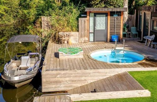 Loosdrecht Apartment | Bohemian included boat supboards and pool 5 minutes by boat from parking to the bohemien