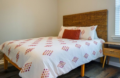Durham House | Bohemian Oasis 4 miles to Duke-King Size Bed
