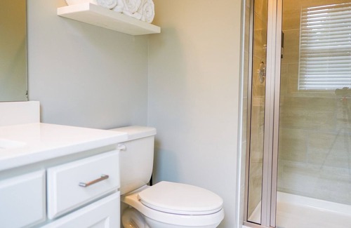 Durham House | Bohemian Oasis 4 miles to Duke-King Size Bed