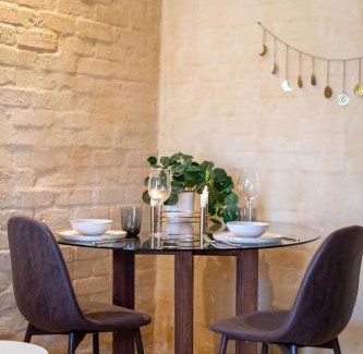 Die Boord Apartment | Bohemian Private Flat, Aircon, Secure Parking