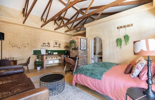 Die Boord Apartment | Bohemian Private Flat, Aircon, Secure Parking