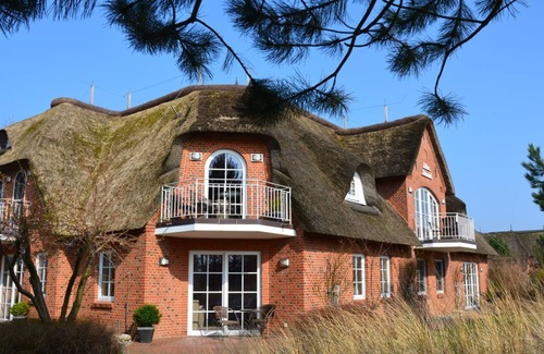 St. Peter-Ording Condo | Böhler Butendiek - 5-star vacation apartment under thatch (pet-friendly)