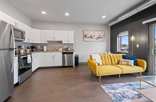 Downtown Des Moines Apartment | Boho 2B1B w/Wi-Fi, Balcony Views, Coffee + Parking