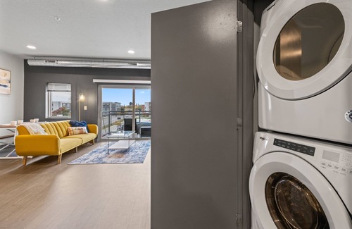 Downtown Des Moines Apartment | Boho 2B1B w/Wi-Fi, Balcony Views, Coffee + Parking