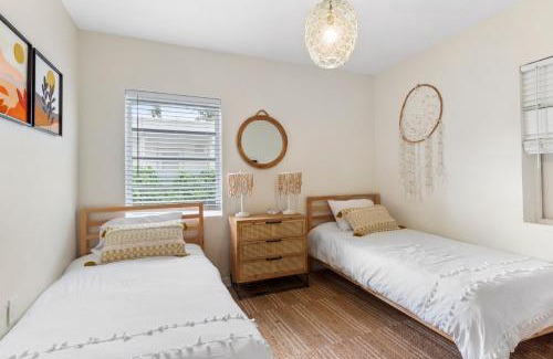 Miami Shores House | Boho 3br Relaxing Miami Firepit & Outdoor Bar