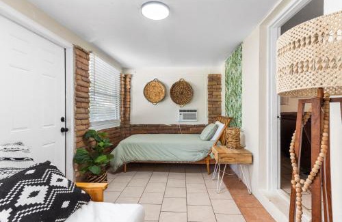 Miami Shores House | Boho 3br Relaxing Miami Firepit & Outdoor Bar