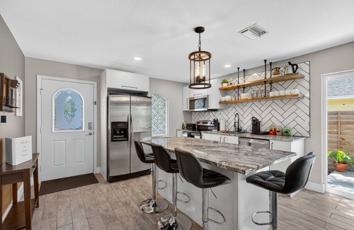 Alta Vista House | Boho Bungalow on Bahia Vista, 10 minutes to everything!