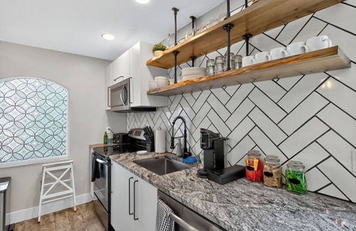Alta Vista House | Boho Bungalow on Bahia Vista, 10 minutes to everything!