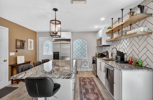 Alta Vista House | Boho Bungalow on Bahia Vista, 10 minutes to everything!