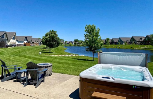 Arnolds Park House | BOHO Bungalow on the Pond w/Hot Tub