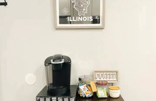 Chicago Apartment | Boho Chic 2BR Condo, Queen Bed With Free Parking