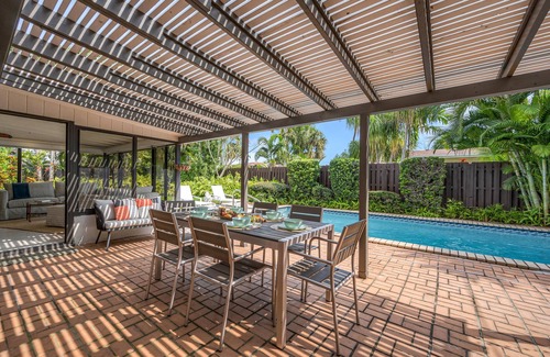 Middle River Terrace House | Boho Chic/Heated Pool/Walk To Beach/Escapism at its finest/Coconut Key/H0MES