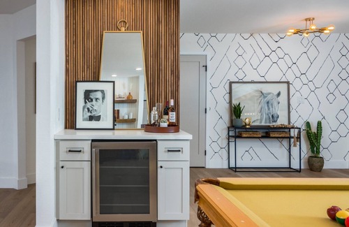 Raskin Estates House | BOHO CHIC Luxury Getaway Sleeps 14+ W/9 hole Putting green