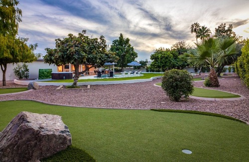 Raskin Estates House | BOHO CHIC Luxury Getaway Sleeps 14+ W/9 hole Putting green