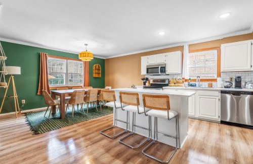 Durham House | Boho Downtown 5BD Home BBQ Pool Table 5Min to Duke