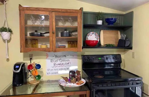 Bloomington House | Boho Garden Bungalow: Walk to Lotus Fest Special!