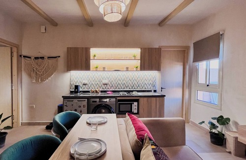 Giza Apartment | Boho Getaway with Pyramids View & Jacuzzi