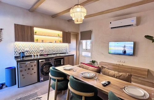 Giza Apartment | Boho Getaway with Pyramids View & Jacuzzi
