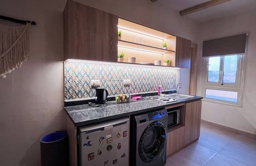 Giza Apartment | Boho Getaway with Pyramids View & Jacuzzi
