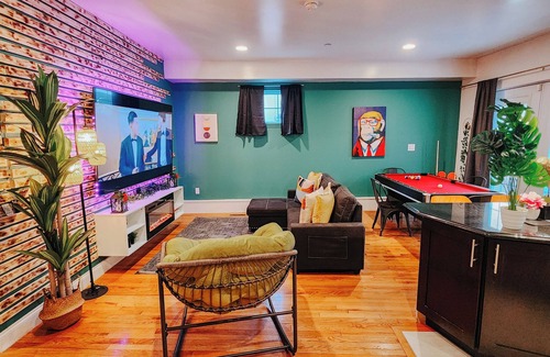 West Poplar Apartment | Boho Luxe/3 King Beds/Pool Table/85" TV