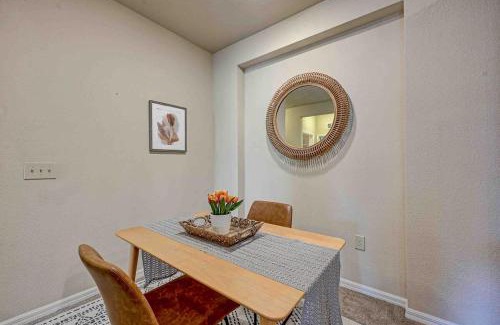Northside Apartment | Boho Oasis w KING Bed w POOL Nr AIRPTShoppingDWTN