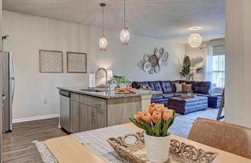 Northside Apartment | Boho Oasis w KING Bed w POOL Nr AIRPTShoppingDWTN