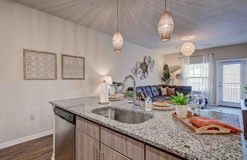 Northside Apartment | Boho Oasis w KING Bed w POOL Nr AIRPTShoppingDWTN
