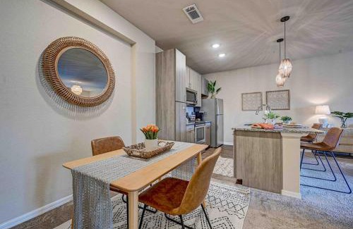 Northside Apartment | Boho Oasis w KING Bed w POOL Nr AIRPTShoppingDWTN