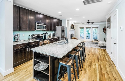 Davidson House | Boho Retreat | Walk Downtown Porch + Monitor