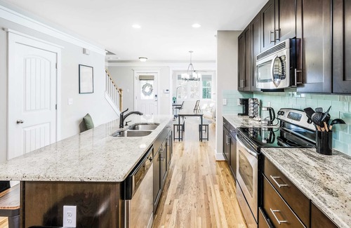 Davidson House | Boho Retreat | Walk Downtown Porch + Monitor