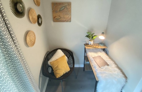 New Castle House | Boho Serenity Convenient, Fast Wi-fi 3BR 1.5Ba TH