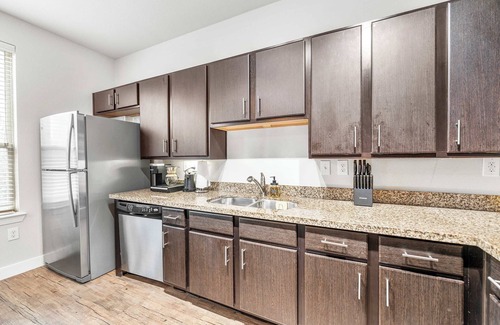 Highland Apartment | Boho SoCo 1BR Queen Suite w/GymPickleballLaundry