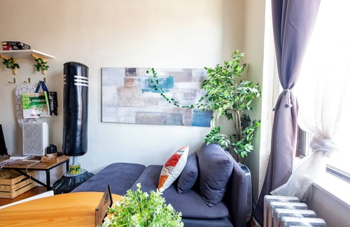 Queens Apartment | BOHO Suite large room with kitchenette-25 min to time square
