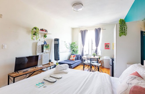 Queens Apartment | BOHO Suite large room with kitchenette-25 min to time square