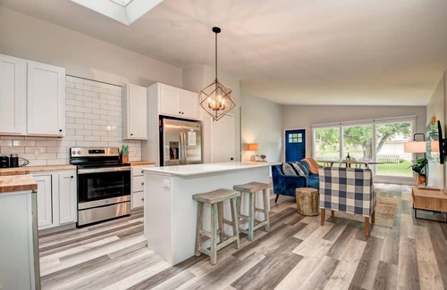 Wahpeton House | Boji Waterfront Retreat - Millers Bay Canals