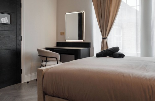 Chinatown Apartment | Bold St | LightFilled | Fireplace | Modern Ensuite