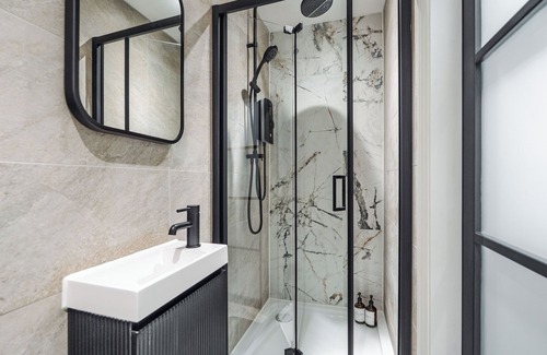 Liverpool City Centre Apartment | Bold St | Skylight Charm | Fireplace | Comfy Vibe