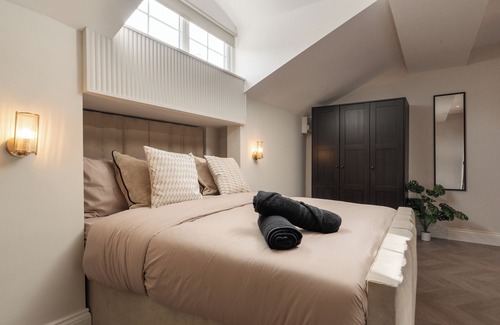 Liverpool City Centre Apartment | Bold St | Skylight Charm | Fireplace | Comfy Vibe