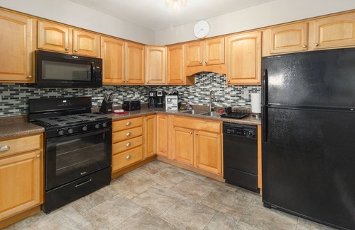 Bolingbrook House | Bolingbrook FHS Rental - Old Stone Rd