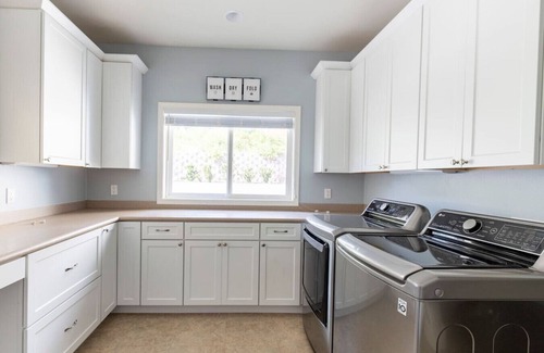 Oakhurst Villa | Bollinger Villa |sleeps 22| EV| Hot Tub| Fire Pit