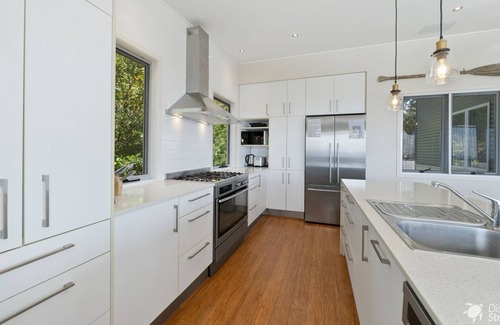 Point Lookout House | Bombora 5 Bedroom | Straddie's best Beach house | Pool and Wi-Fi :)