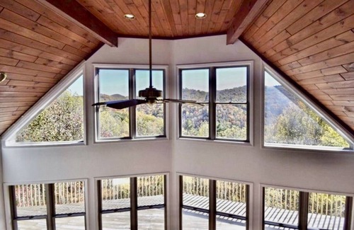 Boone House | Bon Voyage with breathtaking Mountains View