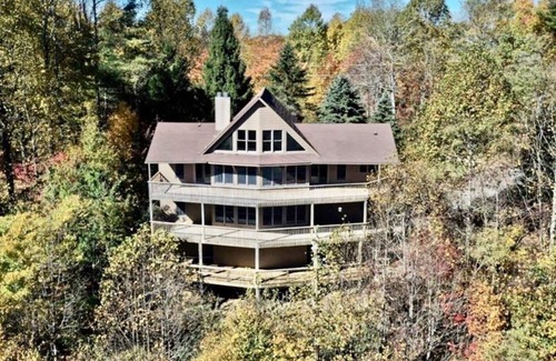 Boone House | Bon Voyage with breathtaking Mountains View