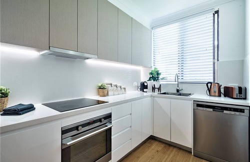 North Bondi Apartment | Bondi Beach Apt Swimming Pool, Parking and Air Con