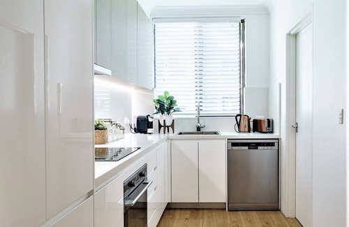 North Bondi Apartment | Bondi Beach Apt Swimming Pool, Parking and Air Con