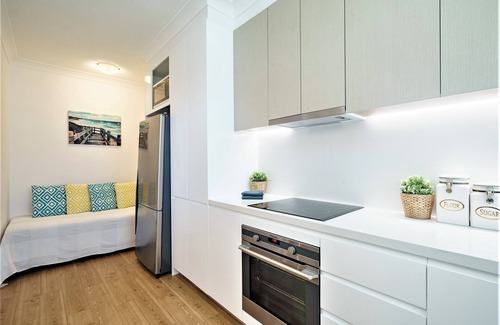 North Bondi Apartment | Bondi Beach Apt Swimming Pool, Parking and Air Con