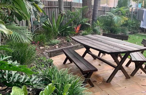 North Bondi Apartment | Bondi Beach w backyard and garden