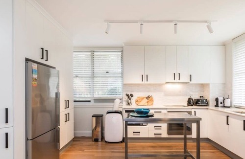 Bondi Beach Apartment | Bondi Beachside Apartment: 3 Bedrooms & Parking